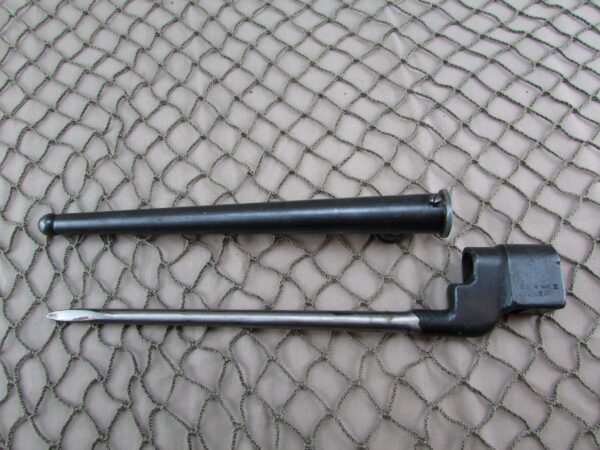 No 4 Mk 2 British spike bayonet with scabbard - Image 2