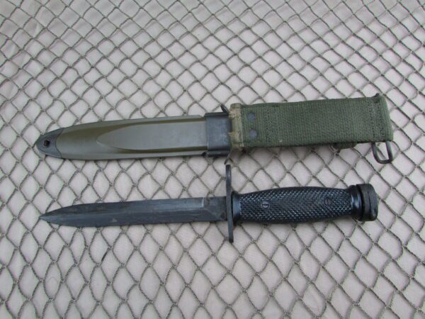 South Korean K-M4 Bayonet w/ VIZ M8A1 Scabbard Unissued - Image 2